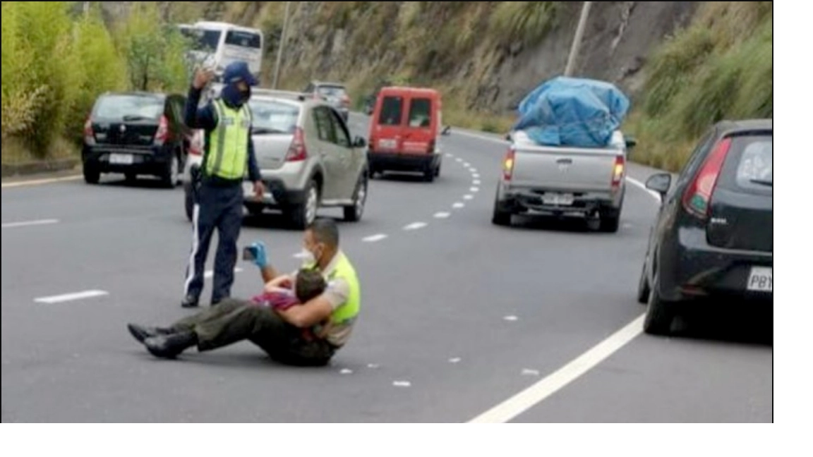 Billedet af politimanden og den 4-årige der sidder midt på vejen, har rørt hele verdenen