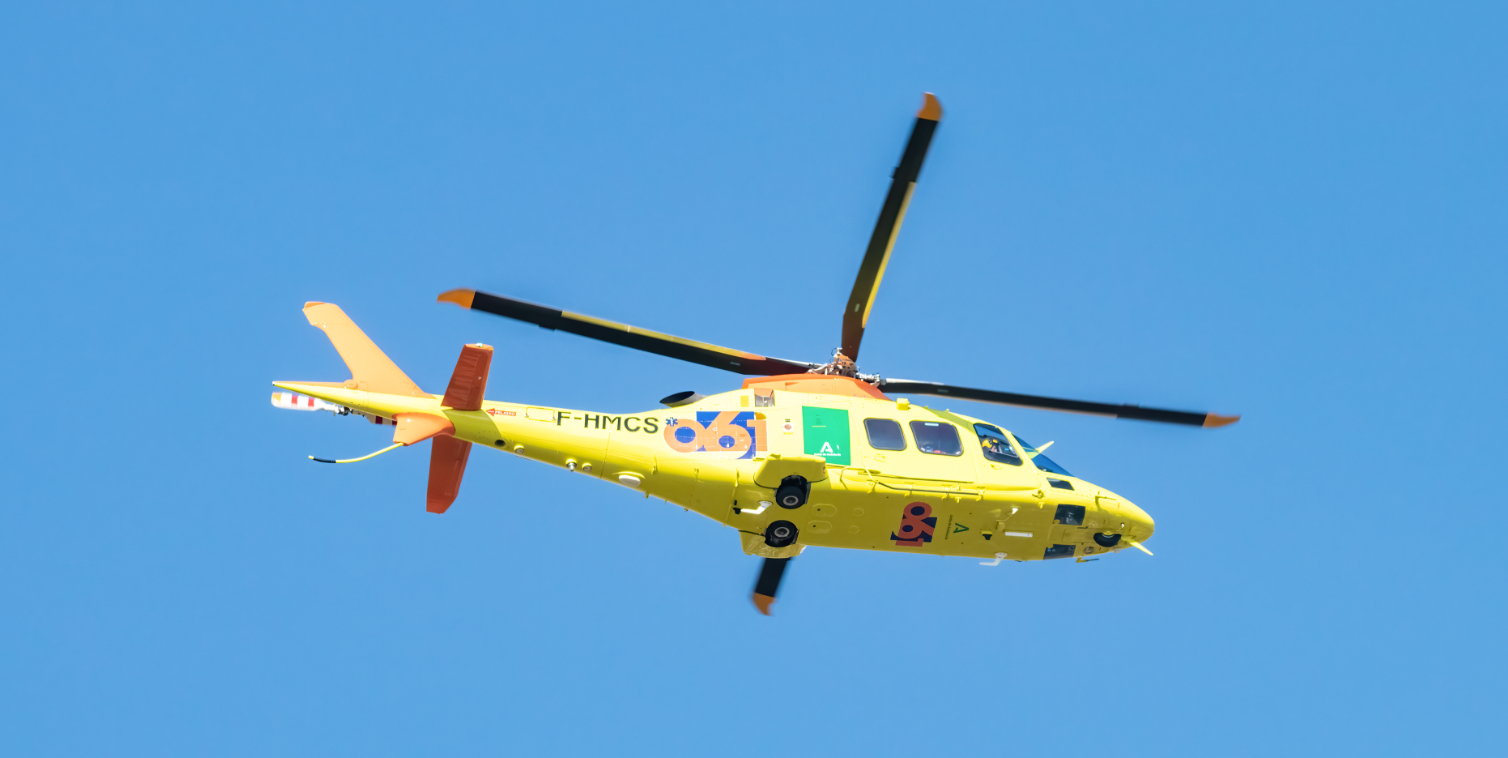 Turist i kritisk tilstand: Faldt ned fra Møns Klint og blev hentet med helikopter