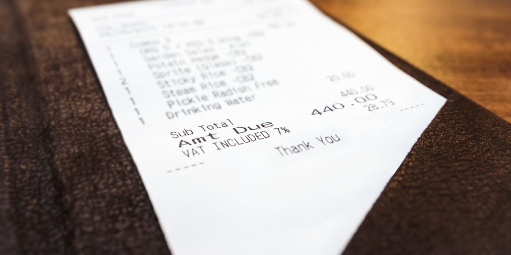 Mand er ude at spise på café: Da han får regningen, bliver han rasende