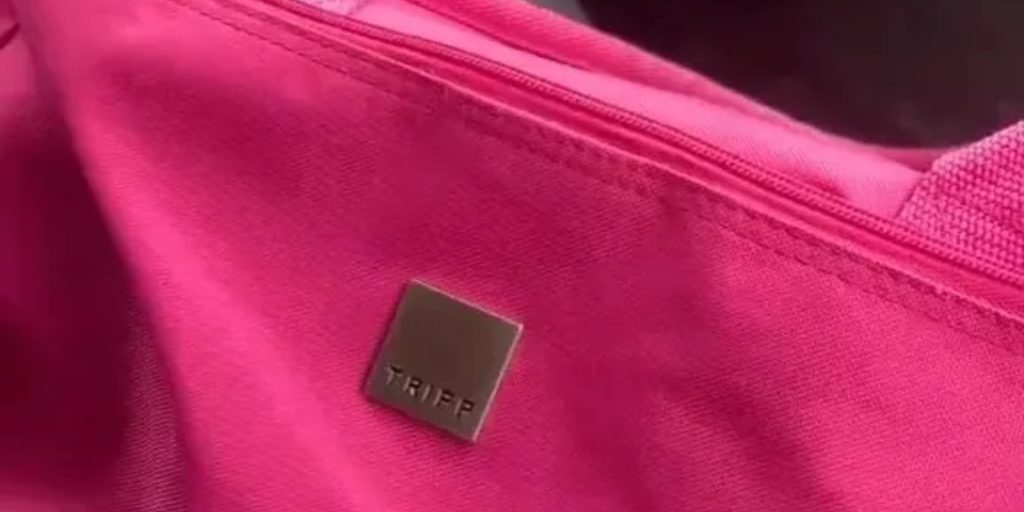 Kvinde køber rejsetaske i genbrugsbutik: Får et chok, da hun ser ‘overraskelsen’ inde i tasken