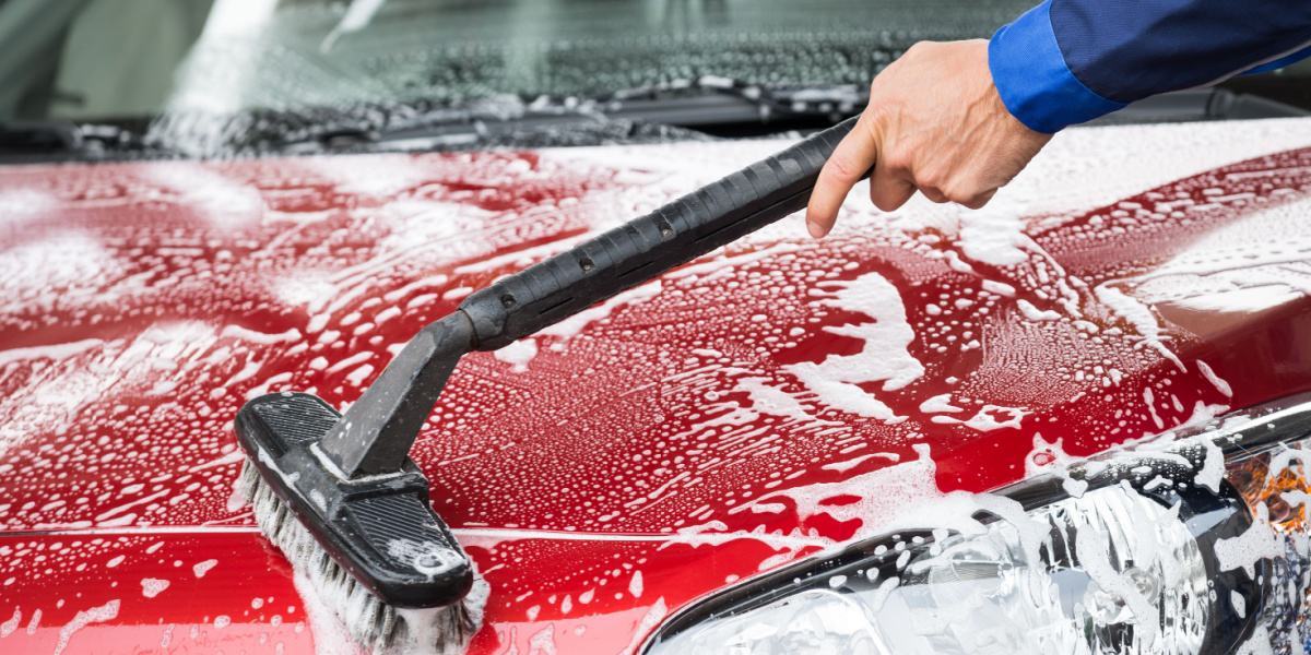 Det kan skade din bil mere end det gør godt: Dette skal du passe på når du vasker din bil