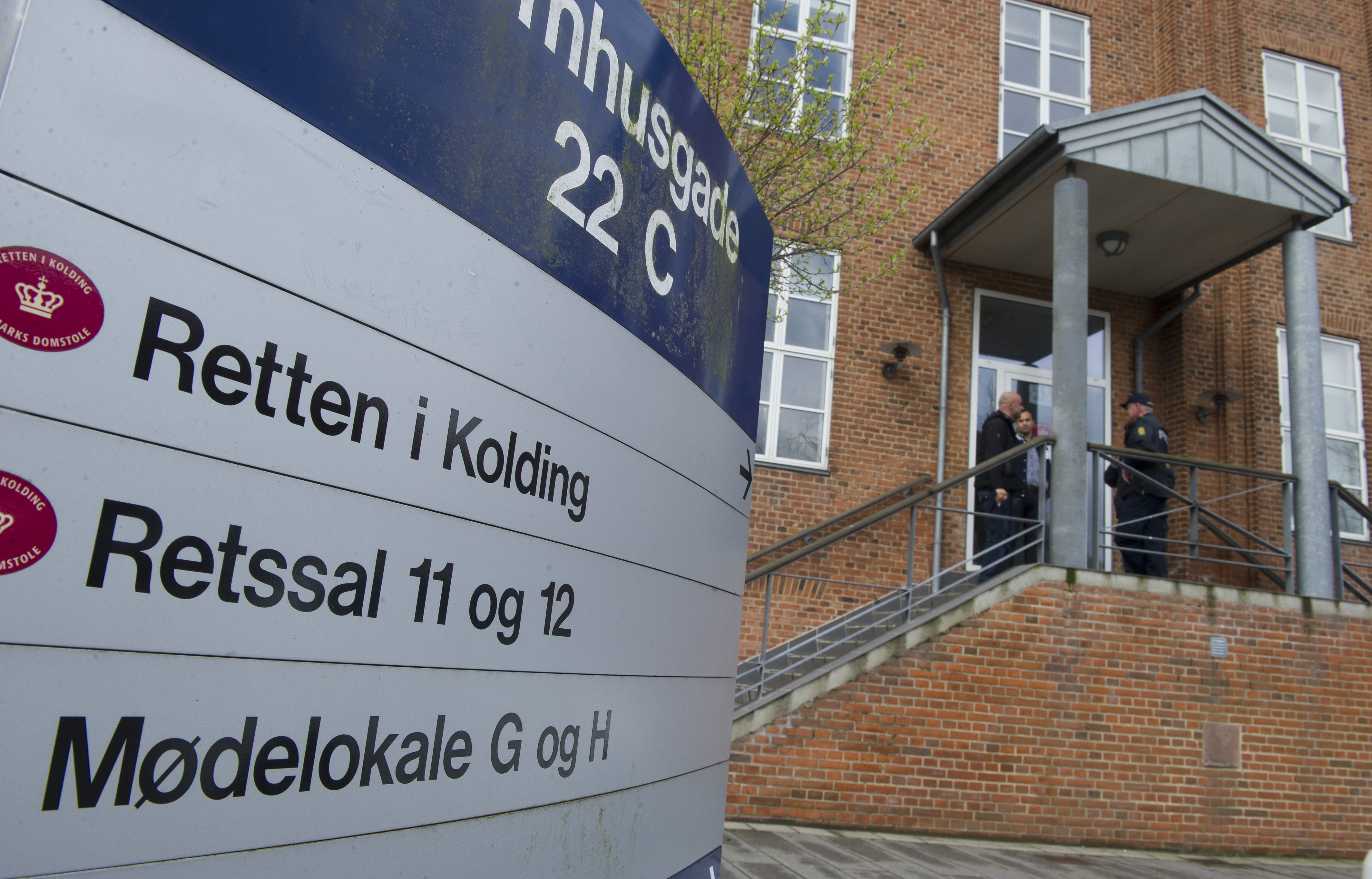 Håndværkere tiltalt for grov vold: Kolleger pressede kosteskaft op i endetarmen på skrigende lærling