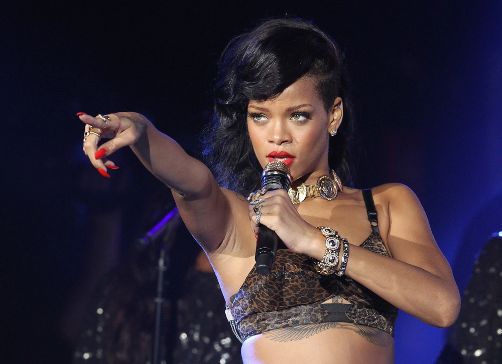 Rihanna smider tøjet for at promovere lingeri-brand