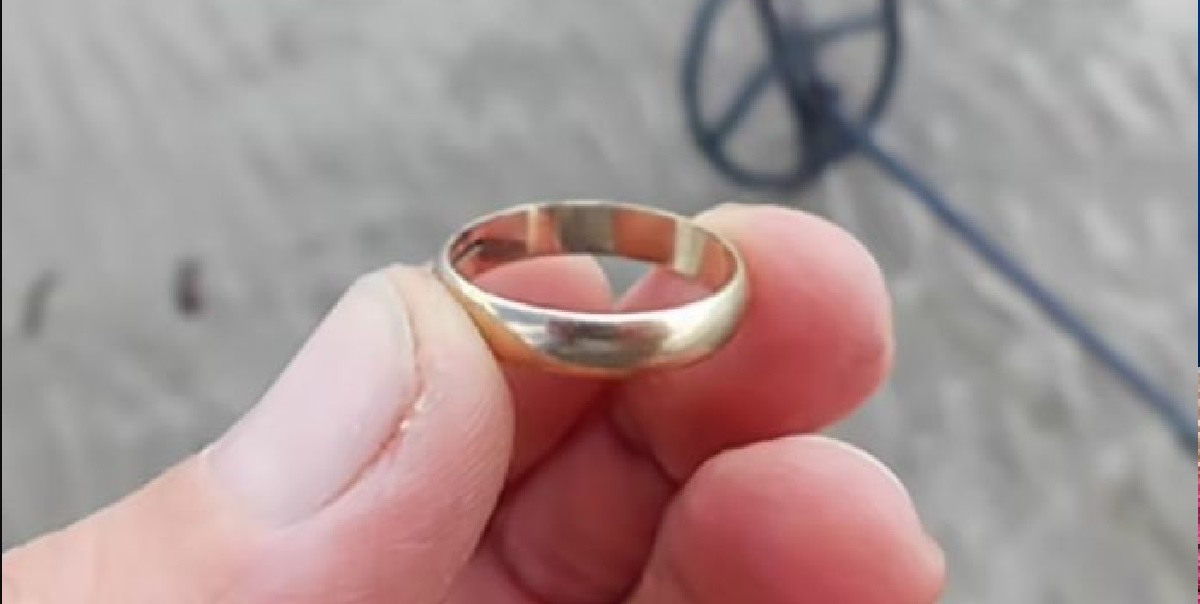 Mand fandt en vielsesring med metaldetektor og sporede ejeren: Hendes reaktion chokerede ham enormt