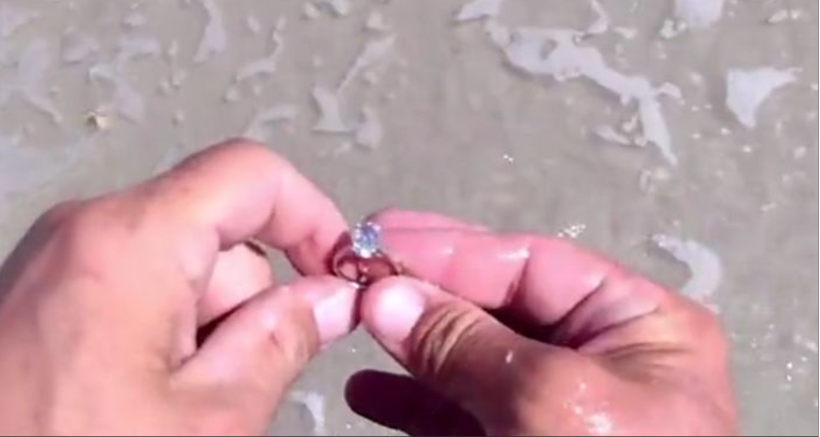 Mand fandt en ring til 300.000 kroner på stranden: Det gør han med ringen chokerer mange