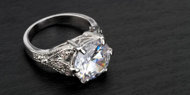 Kvinde købte ring på loppemarked for 90 kroner – nu er den blevet solgt for et vanvittigt beløb