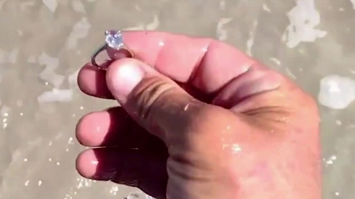 Mand opdagede ring til 290.000 kr. begravet på stranden: Se her, hvad han så gør