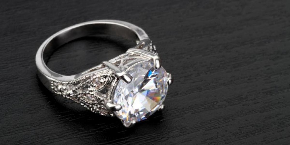 Kvinde købte ring på loppemarked for 90 kroner – nu er den blevet solgt for et vanvittigt beløb