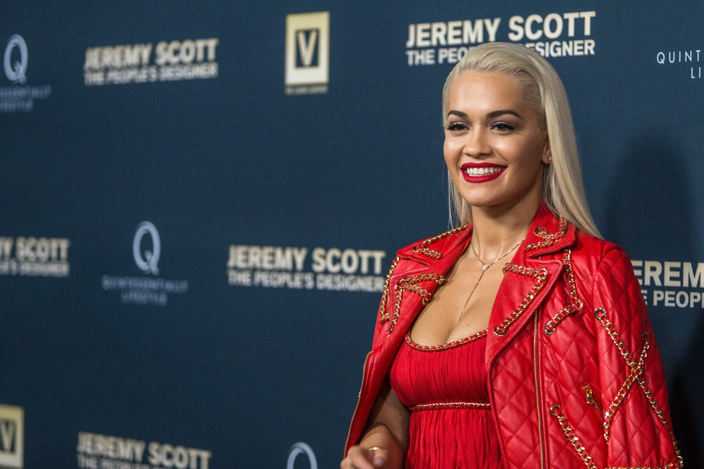 Rita Ora gør det igen: Viser alle formerne frem