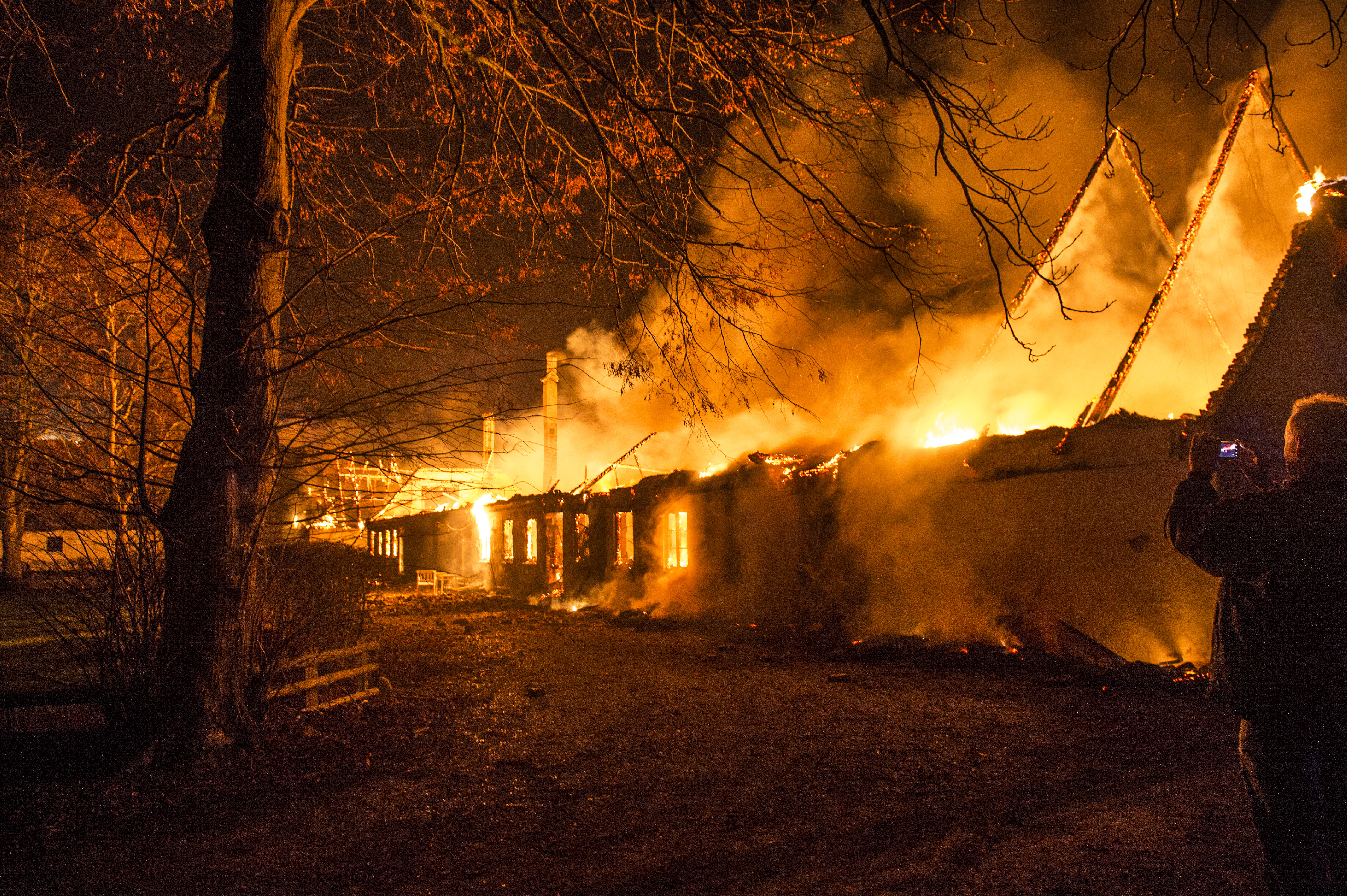 Voldsom brand hærger ved historisk kro – brandfolk kæmper mod flammerne
