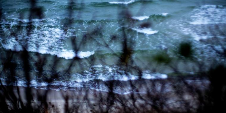Kvinde fundet livløs i vandkanten på strand