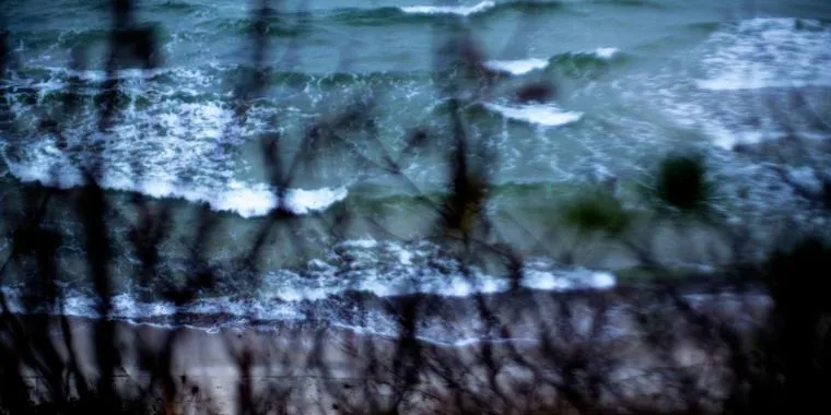 Kvinde fundet livløs i vandkanten på strand