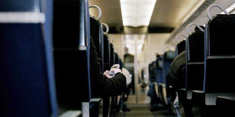 22-årig kvinde overhørte kæk mands telefonsamtale i toget: Så ringede hun til politiet