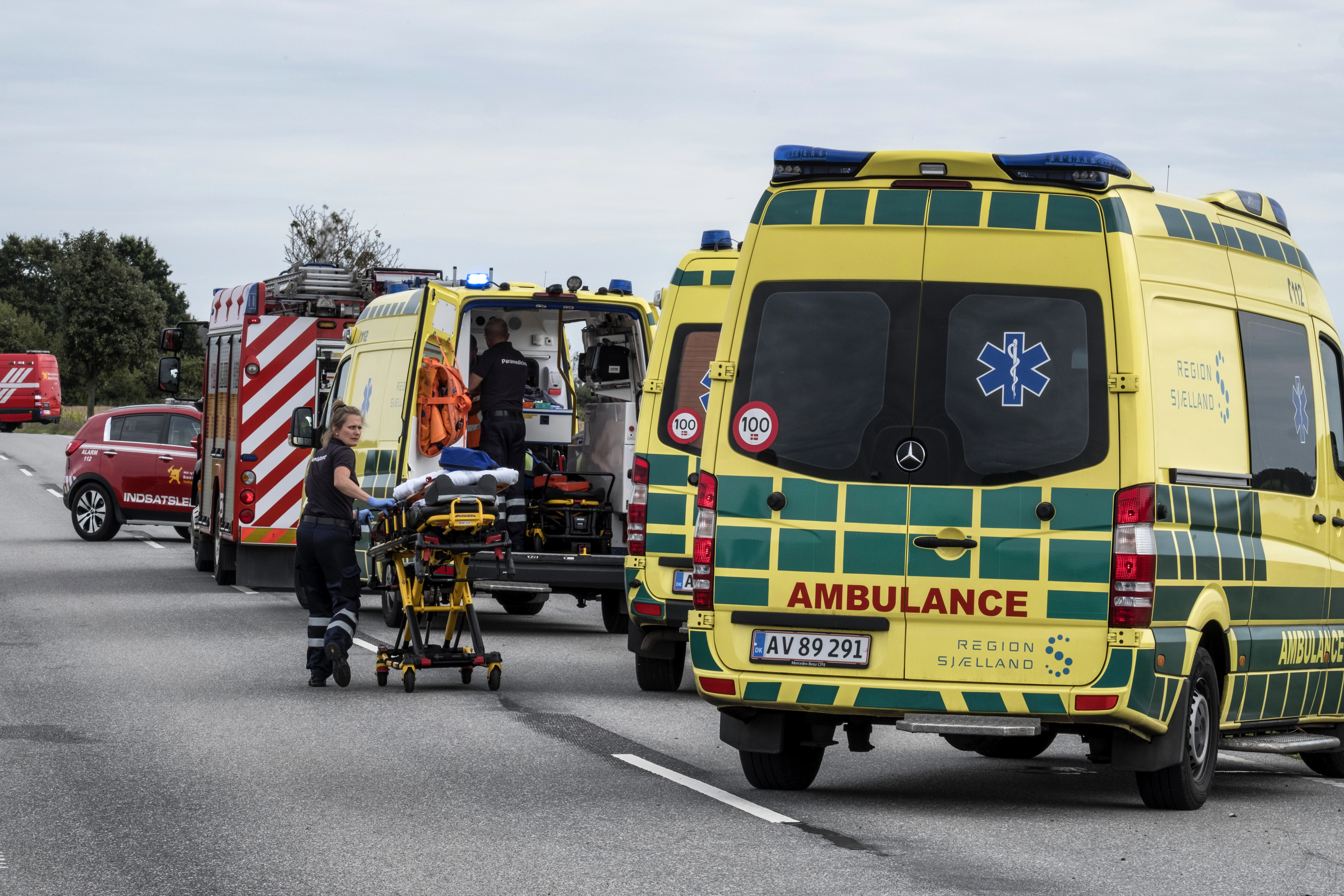Lastbil brager ind i hus: Flere er kørt på hospitalet i voldsomt uheld