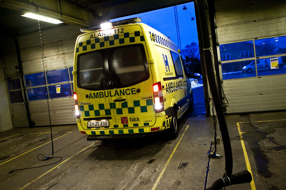 Betjent bragt på hospitalet – ramt af bil, da han ville hjælpe efter ulykke