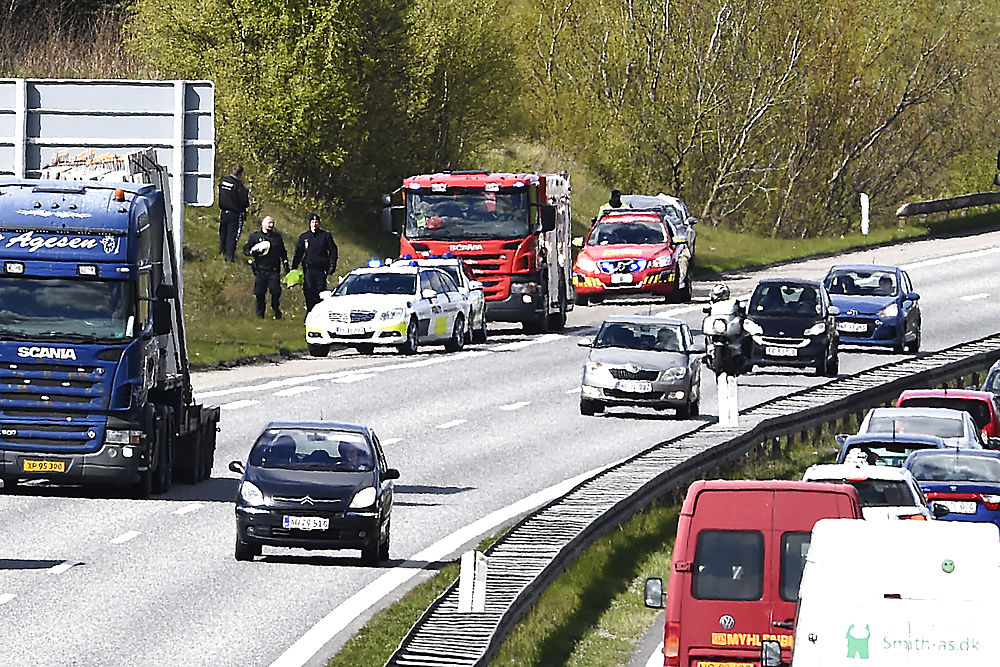 To chauffører faldt ud af lastvogn: Den ene er død