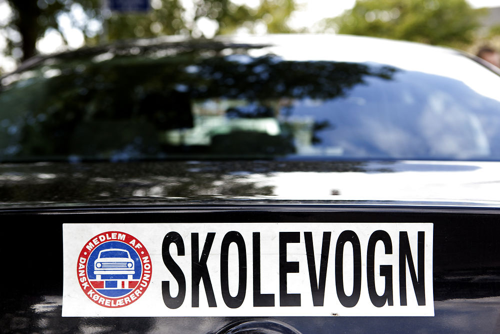 Køreprøve sluttede på dramatisk vis: 17-årig pige påkørt af politibil