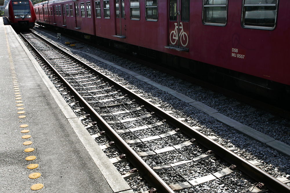 LIGE NU: Person død efter påkørsel af tog