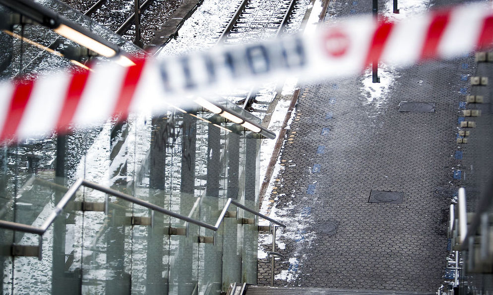 Voldsom påkørsel på station: Mand ville begå selvmord foran tog – ramte kvinde