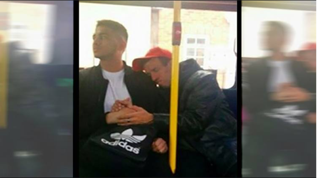 Ung mand blev utilpas da en fremmed ville holde hans hånd på bussen: Men så gik det op for ham hvorfor