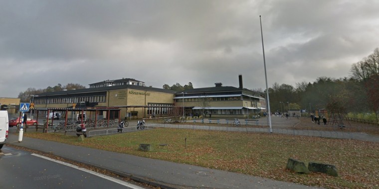 Pige lå bevidstløs i skolegård i en time: Unge krænkede og filmede i stedet for at hjælpe