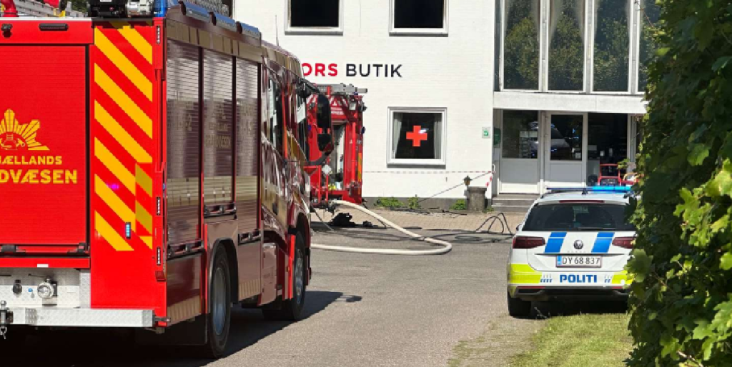 Flere udrykningskøretøjer til stede: Voldsom brand i Røde Kors