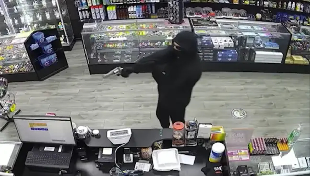 Teenager anholdt efter røveriforsøg: Tog masken af i butikken og sagde at det var en ‘prank’