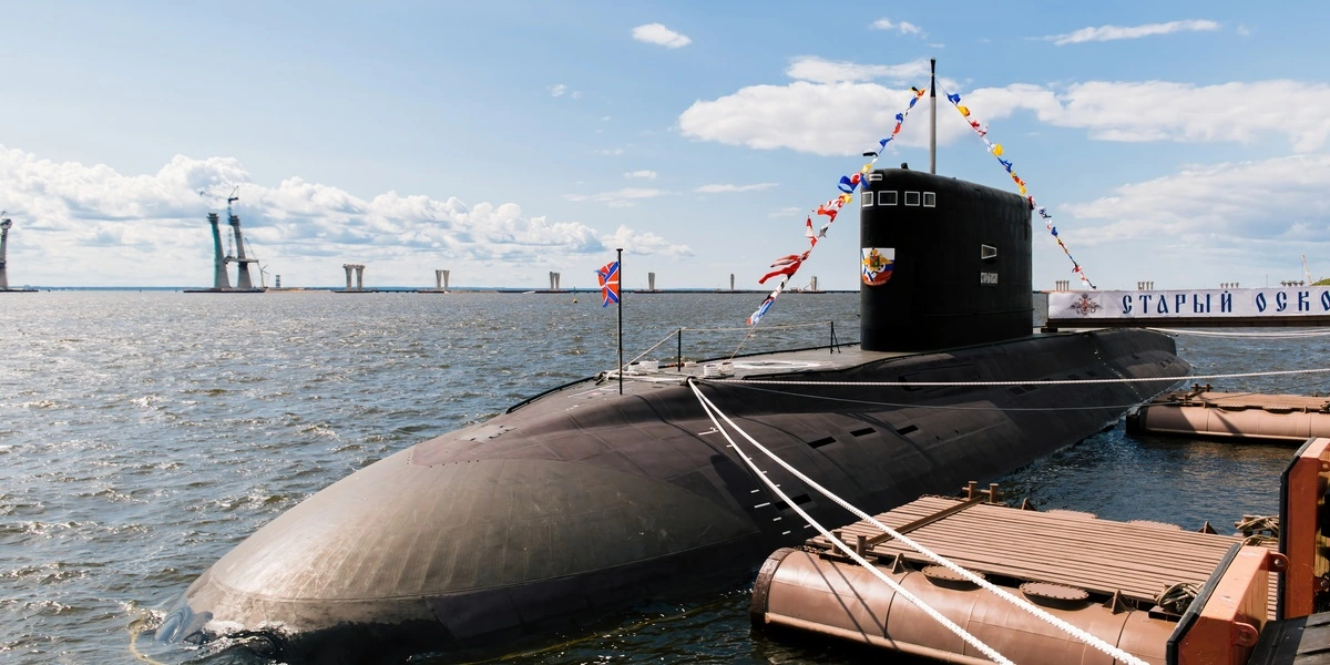 Billeder afslører: Rusland læsser missiler på ubåd