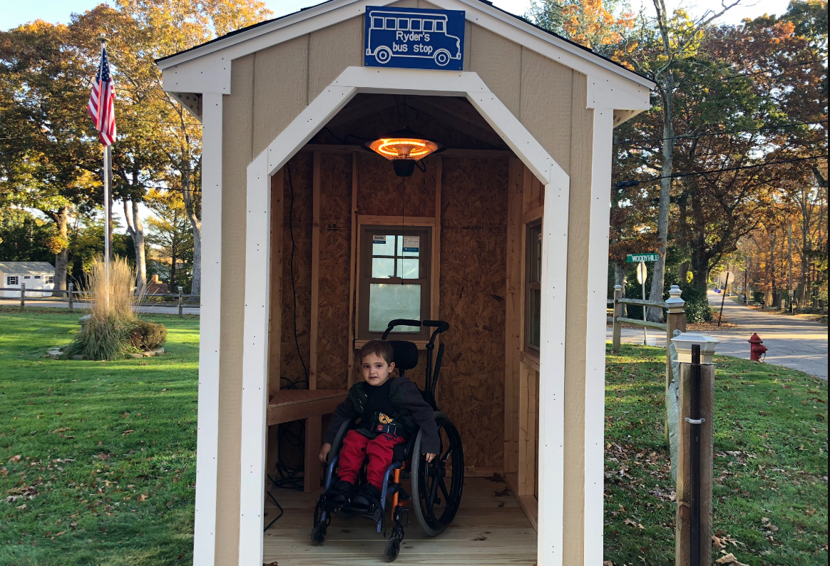 Dreng i kørestol stod i uvejr hver morgen: Så gør unge drenge noget smukt