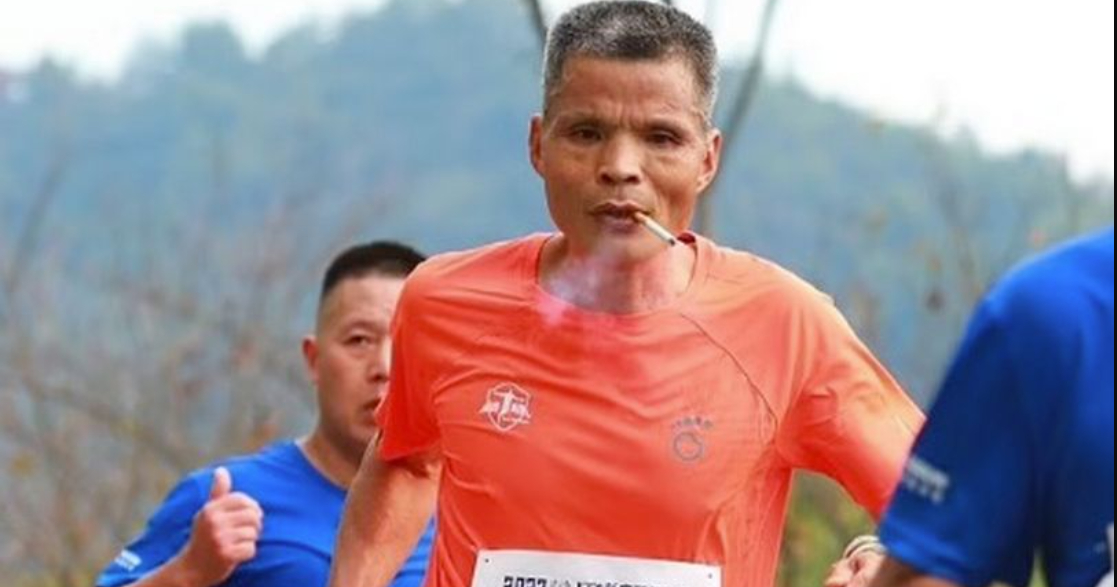 Nu har man set det hele med: Mand løber maraton og ryger cigaretter samtidig