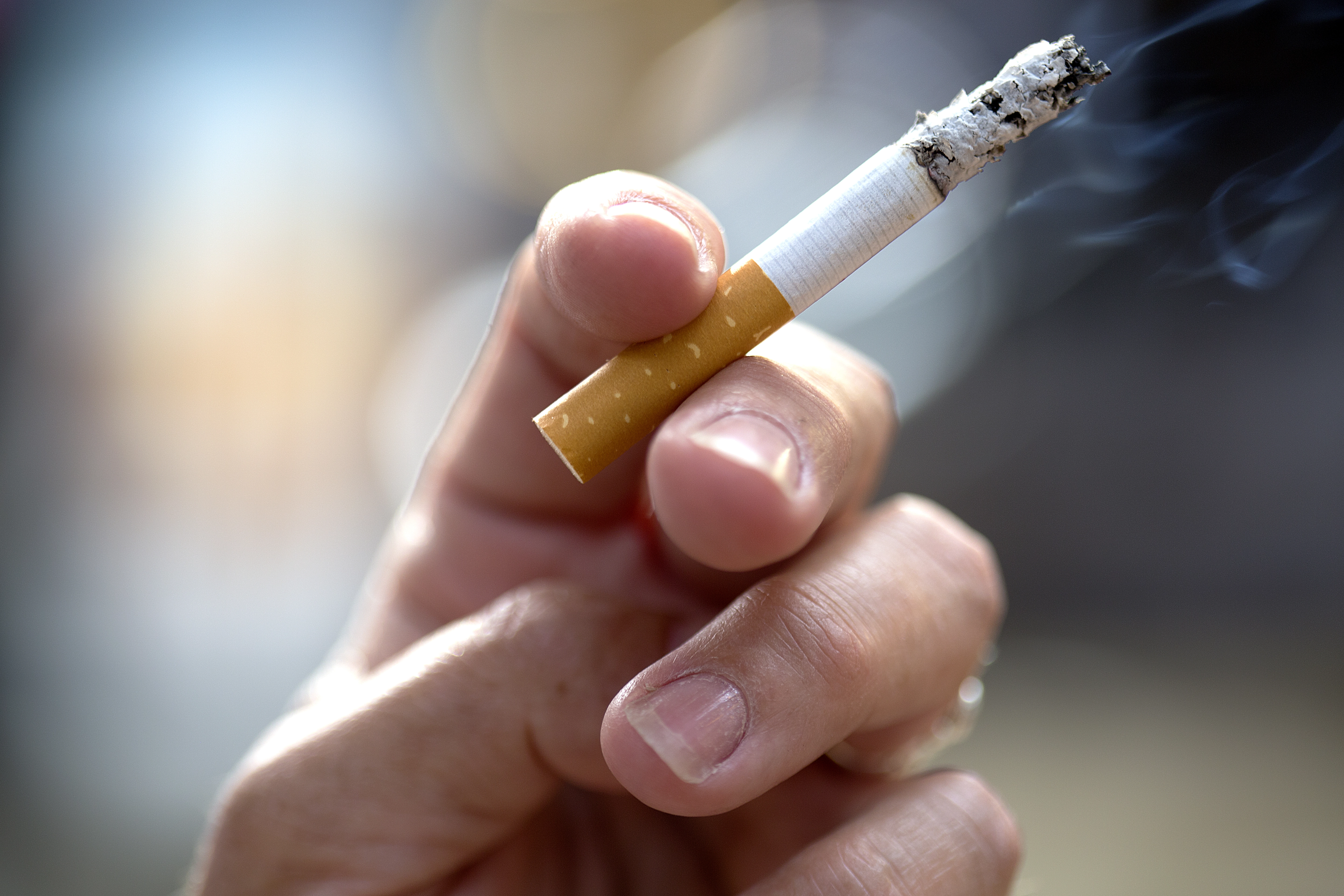 DF i krig mod smøgerne: Ønsker dyrere cigaretter – og billigere slik og chokolade