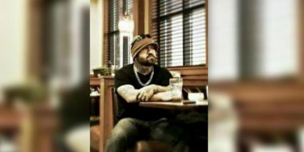 Han sad to timer på restauranten uden at bestille – Så gør han det, ingen regner med