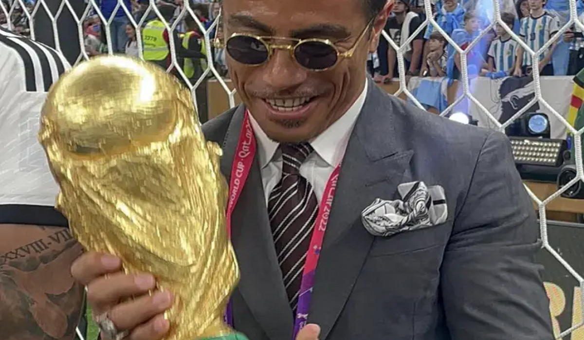 Salt Bae bryder hellig FIFA regel mens han står på banen under VM finalen