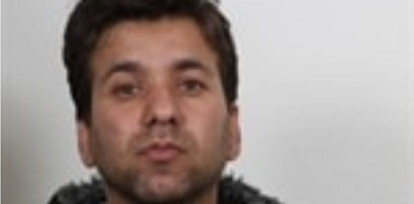 Politiet efterlyser denne mand for mord: Tag IKKE kontakt til ham