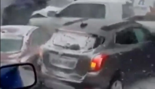 Uhyggelig video: 47 biler kører sammen i høj fart på isglat motorvej