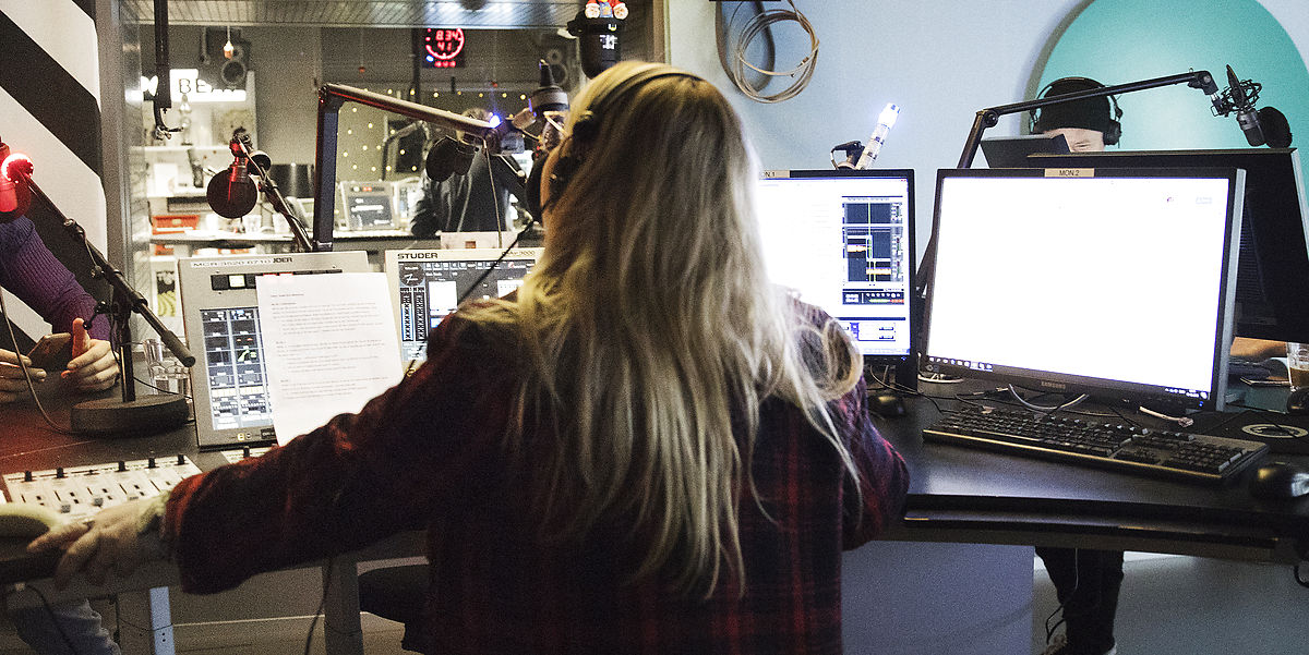 Dansk radiovært ramt af tragedie: Nyfødt datter mister livet