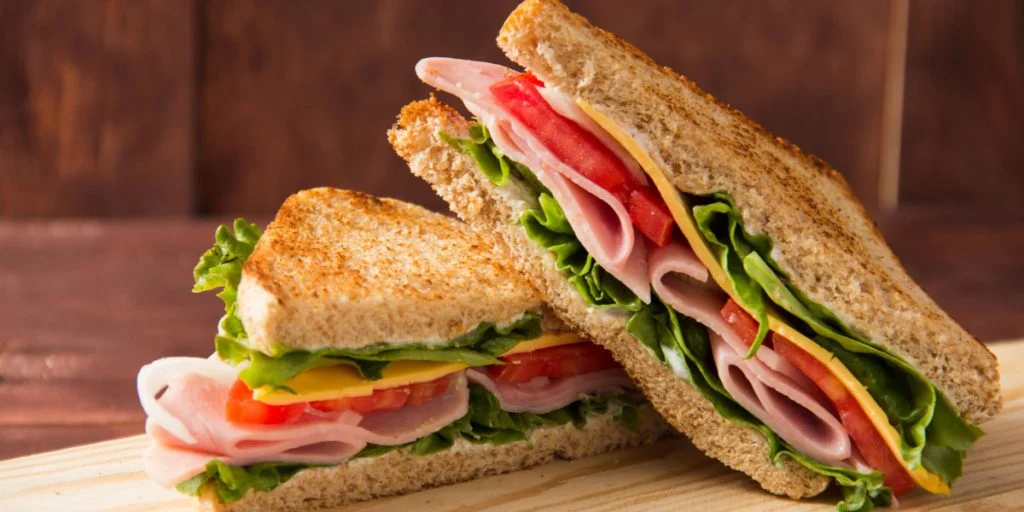 Ældre kvinde glemte sandwich i sin taske: Det gav hende en bøde på 15.000 kroner