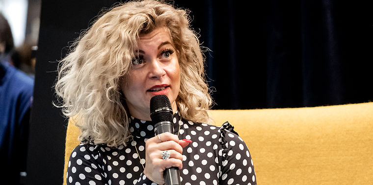 Sara Bro smider tøjet i Norge