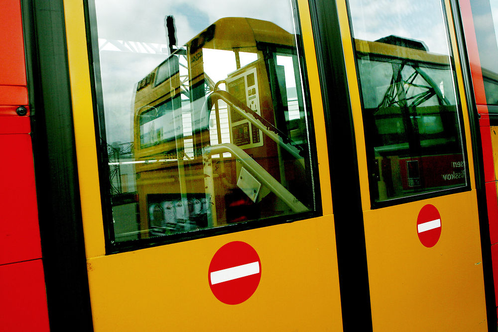 Ophidset mand bankede på bussen: Da chaufføren lukkede ham ind, gik det helt galt