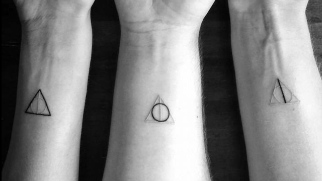 Tre brødre fik matchende Harry Potter-tatoveringer – årsagen vil få alle mødre til at knibe en tåre