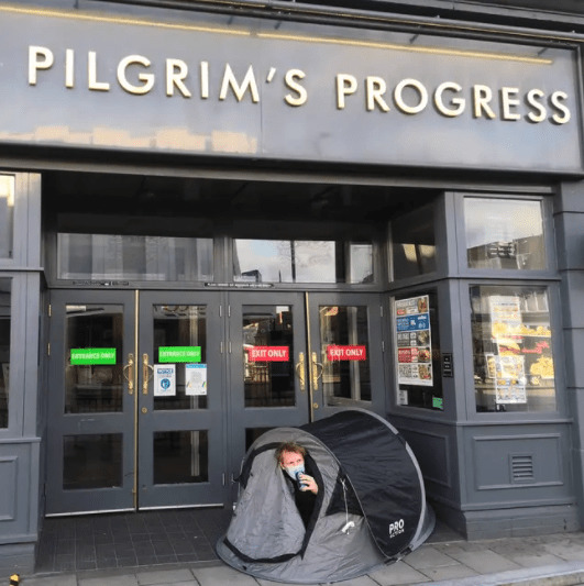 På vej tilbage: Briter camperer foran pubs forud for genåbning
