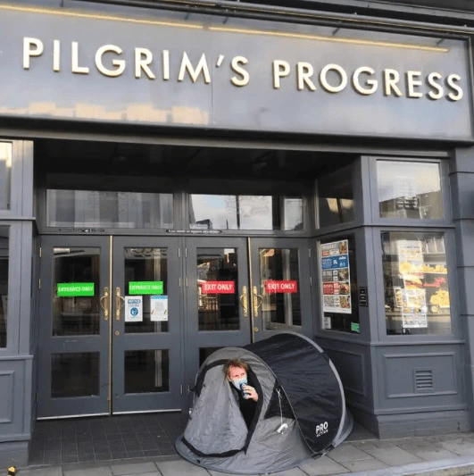 På vej tilbage: Briter camperer foran pubs forud for genåbning