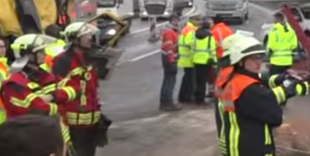 Billister filmede dødsulykke: Nu går video af brandmandens løsning viralt