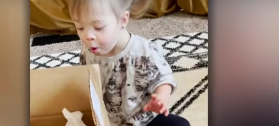 Mor optog 2-årige Olive åbne fantastisk gave: Nu går videoen verden rundt
