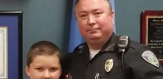 Politibetjent adopterer 8-årig dreng han reddede fra alvorlig børnemishandling