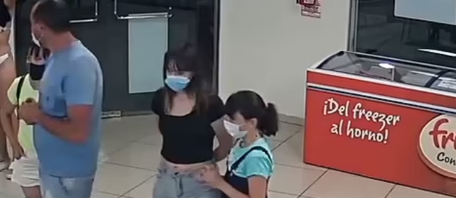 Havde intet mundbind: Så begyndte hun at tage tøjet af