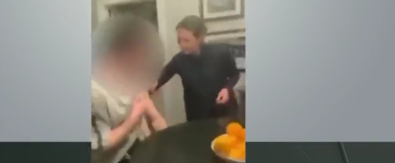 Video viser skolelærer give vaccine til elev: Nu risikerer hun lang fængselsstraf