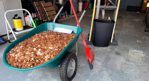 Chef sagsøgt: Betalte ansat med 90.000 mønter dækket i olie under lønstrid