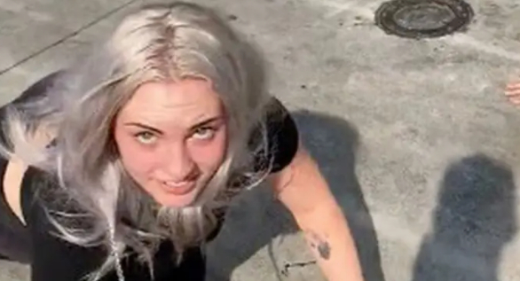 Kvinde, der lever som hund, kommer op at toppes med en anden “hund” på gaden