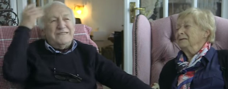 Da Mona mistede synet begyndte hendes 84-årige mand på et kursus, så han kunne sminke hende